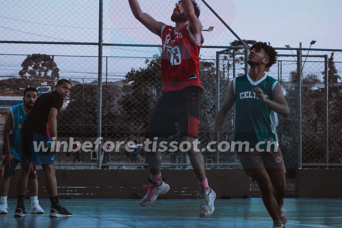 值班桌面俯拍特写，耳机与显示器上呈现赛事数据图表，冷蓝色环境光